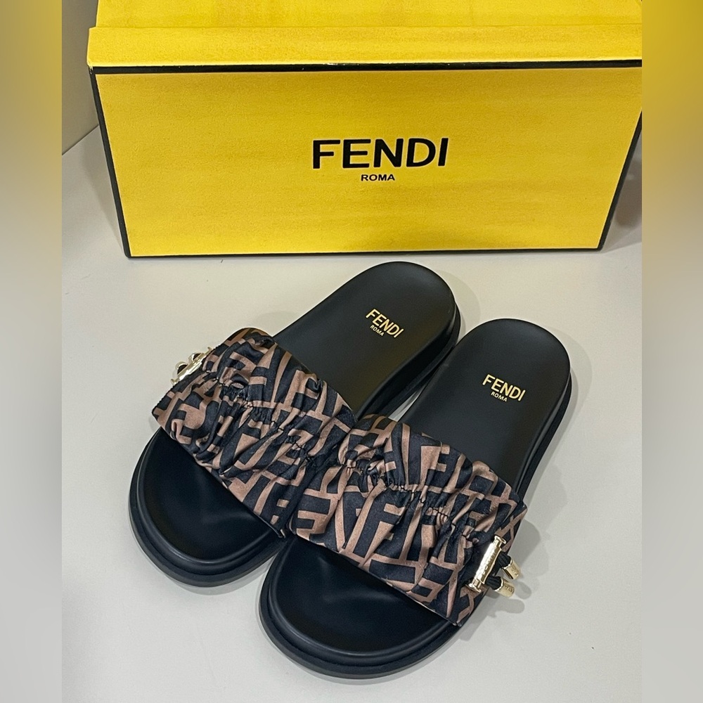 🌙Fendi Women's Brown Slippers🌙